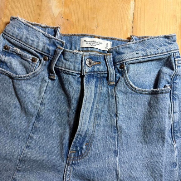 Abercrombie & Fitch 90s Relaxed High Rise Jeans Light wash 25 - Picture 5 of 8
